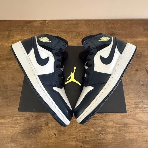 Jordan 1 Mid ‘Armory Navy’ (GS) size 5.5Y/7W - Picture 7 of 10
